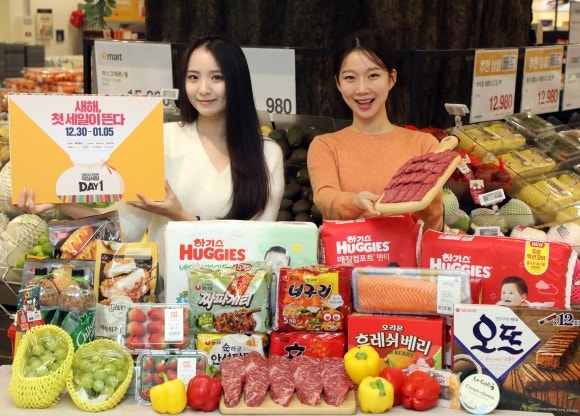 장바구니 물가 조금이라도 아끼려면…<b>갑진년</b> 새해 유통업계 할인행사 ‘찬스’