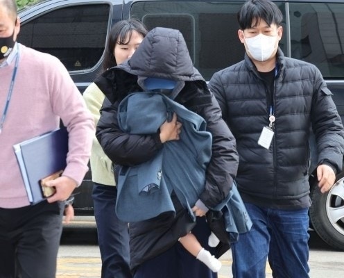 아기 안고 나타난 <b>이선균</b> 협박녀…‘<b>아동학대</b>’ 고발