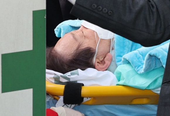 <b>부산대병원</b> “이재명 전원 요청한 적 없어…우리가 수술하려 했다”