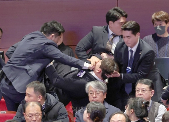 입 막히고 끌려나간 <b>강성희</b>… 조국 “北 장성택 떠올랐다”