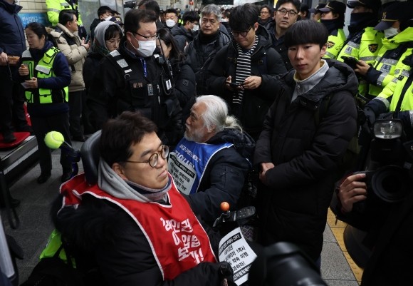 <b>전장연</b>, <b>지하철</b> 탑승 시위 재개… 활동가 2명 체포