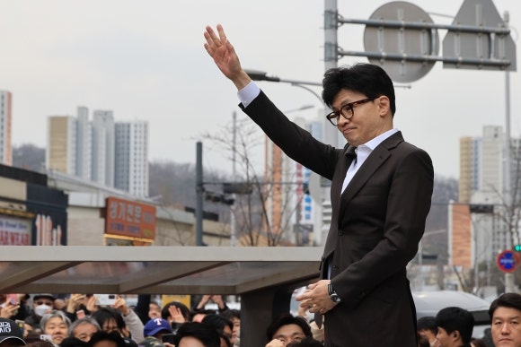 <b>김포</b>로 간 <b>한동훈</b> “목련 피는 봄 오면 서울 될 수 있을 것”