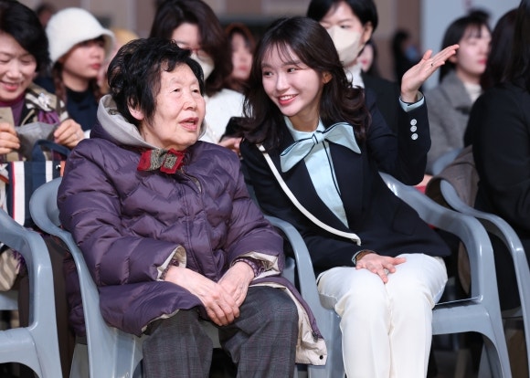 “손녀 졸업한 학교 왔어요”…수능 최고령 <b>김정자 할머니</b>, 새내기됐다