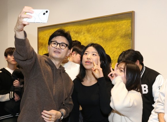 ‘격전지 전국 순회’ <b>한동훈</b>, 스윙보터 <b>천안</b>서 세몰이