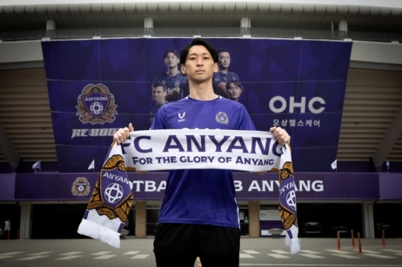 <b>북한</b> ‘국대’ <b>리영직</b>, FC<b>안양</b> 유니폼 입는다