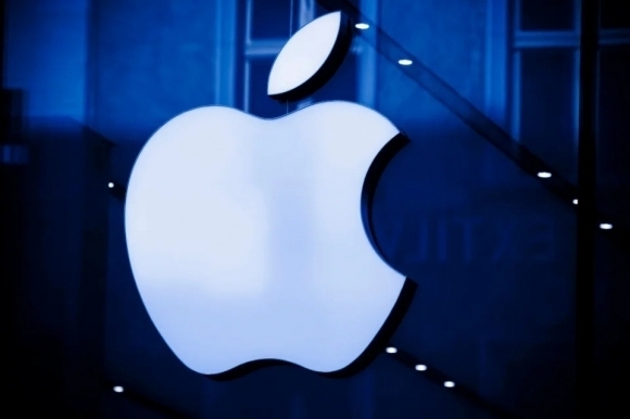 애플의 쓴맛 ‘과징금·AI 소외·中점유율’…올 시총 3500억 달러 사라져