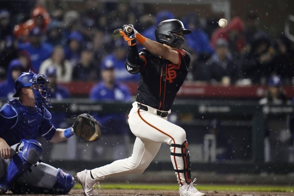 <b>이정후</b>, MLB 첫 <b>좌완</b> 상대 땅볼…우천으로 기록 삭제