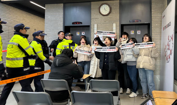 “이토 히로부미 논란 <b>성일종 사퇴</b>하라” <b>대진연</b>, 국힘 당사 난입