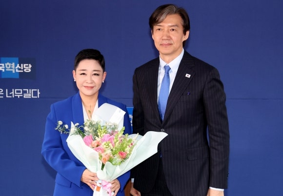 ‘이재명 등장곡’ 불렀던 가수 <b>리아</b>, <b>조국혁신당</b> <b>입당</b>