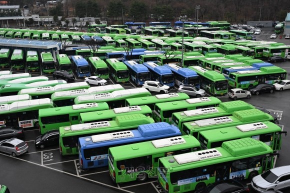 서울 <b>시내버스</b> 노사, 협상 <b>타결</b>…파업 철회·전 노선 정상운행