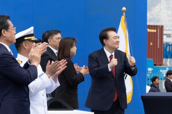 尹 “<b>톤세제 연장</b>... 5.5조 친환경 선박금융 제공”