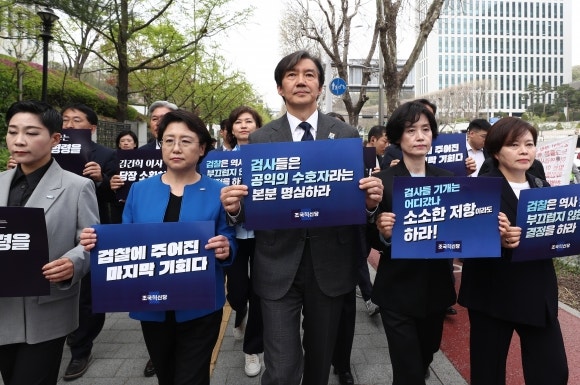 <b>조국</b>, 대검 앞 <b>기자회견</b>…“김건희 여사 소환하라, 마지막 경고”