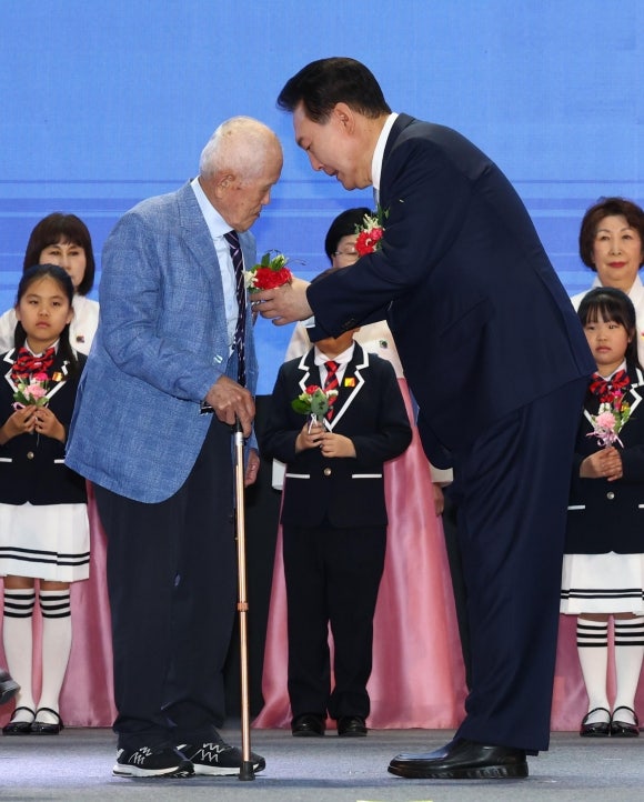尹, <b>어버이날 기념식</b>서 “국가가 부모 세대 행복한 노후 만들려면 경제가 중요...