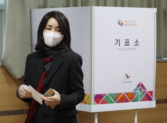 <b>경찰</b>, ‘김 여사 명품 <b>쇼핑</b>’ 게시글 <b>작성자</b> 추적