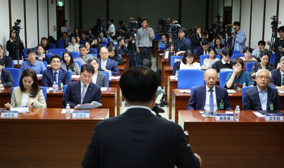 임현택 대한의사협회 회장이 14일 오후 국회도서관에서 서울대 의과대학·서울대 비상대책위원회 주최로 열린 ‘국민-환자들이 원하는 개선된 우리나라 의료 시스템’ 공청회에서 발언하고 있다. 연합뉴스