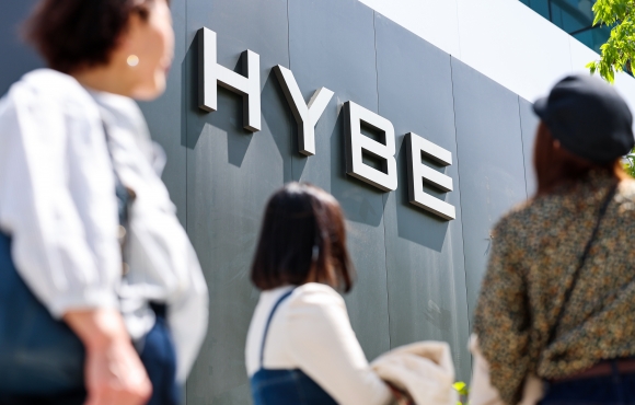 Hive, 'New Jins' subsidiary audit initiation' news leads to stock price plunge - K-pop planning agency Hive, amidst initiating audits regarding Udore, the label under which the girl group New Jins is affiliated with Min Hee-jin, CEO of Udore, on the 23rd of last month at the Hive headquarters in Yongsan-gu, Seoul. Hive is known to have abruptly started an audit after claiming that Min Hee-jin, CEO, and others attempted to take over management. This discord impacted Hive's stock price on the 22nd, dropping by 7.81% compared to the previous trading day. 2024.4.23