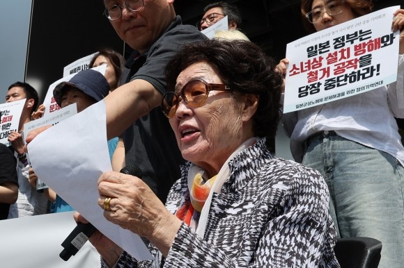 <b>이용수 할머니</b> “베를린 소녀상 철거 안 돼…지켜주길 부탁”