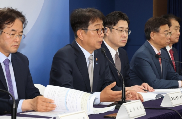 Minister of Land, Infrastructure and Transport Park Sang-woo is holding a briefing on the plan to designate leading districts in the first-generation new cities at the Government Seoul Cheongsa in Jongno-gu on May 22, 2024. Yonhap News