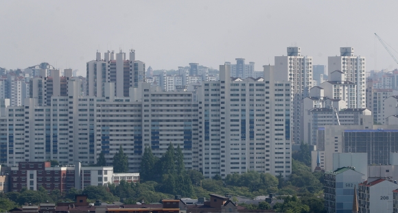 Apartments densely packed in Bundang-gu, Seongnam, Gyeonggi Province on the afternoon of May 22nd when the plan to designate leading districts for the first-generation new cities was announced. 2024.5.22. News1