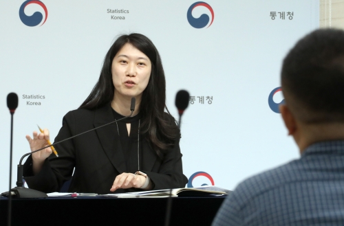 Onnuri, head of Statistics Korea's Population Estimates Team, explaining regional future population estimates from 2022 to 2052 on the morning of the 28th at the Government Sejong Office. Yonhap News
