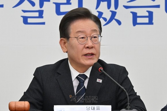 <b>이재명</b> “<b>민생회복지원금</b> 소득별 차등 지원 <b>수용</b>”