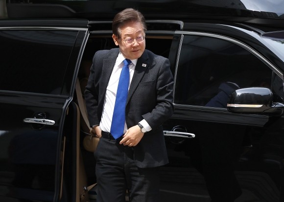 與 “<b>이재명</b>, 스스로 <b>여의도 대통령</b> 군림해도 수사 피할 수 없어”