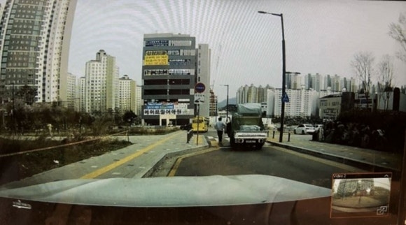 “몸이 먼저 움직여”…운전자 없이 <b>비탈길</b> 내려가는 <b>트럭</b> 멈춰 세운 시민