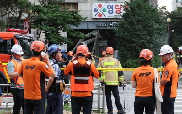 <b>목동 아파트</b>서 불…소방관 17명 경상