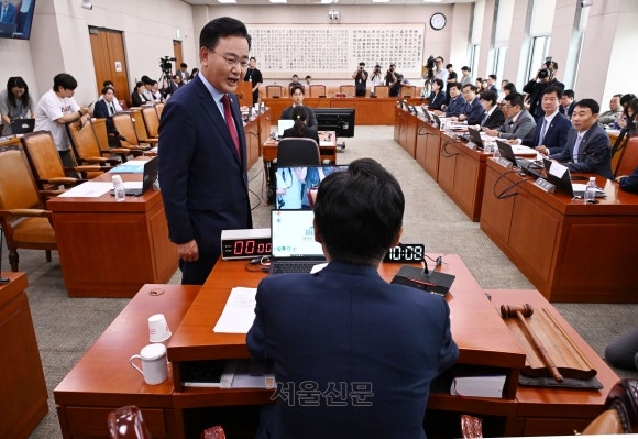 <b>방송</b>3법·방통위법, 野 강행으로 <b>법사위 통과</b>
