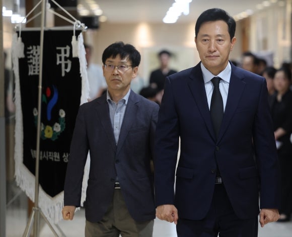 <b>시청</b>역 사고 조문한 <b>오세훈</b> “사회 재난…가능한 모든 지원할 것”