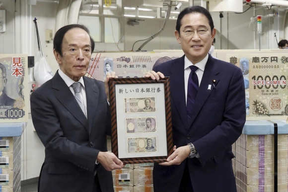 기시다 후미오(오른쪽) 일본 총리가 3일 일본 도쿄의 일본중앙은행(BOJ)에서 우에다 가즈오 BOJ 총재와 함께 새로 발행한 지폐 3종을 들고 기념 촬영하고 있다. 최고액권인 1만 엔(약 8만6000원)에는 한국 경
