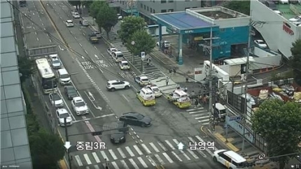 서울 용산구 서계동의 한 주유소에서 교통사고가 일어난 모습. 연합뉴스