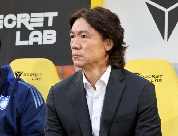 <b>홍명보</b>, 축구<b>대표팀</b> 차기 감독으로 지휘봉 잡는다