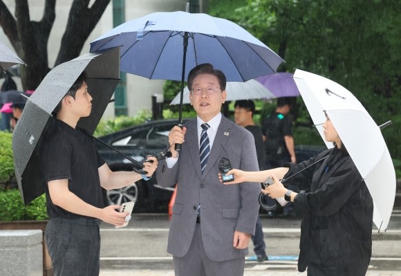 <b>이재명</b>, ‘<b>법카</b> 의혹’ 소환 통보에 “정치 검찰 이용한 보복 행위”