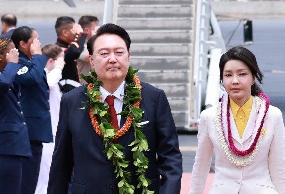 尹<b>대통령</b> 부부 <b>하와이</b> 도착… 꽃목걸이 환영