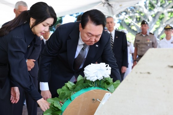 尹<b>대통령</b> 부부, <b>하와이</b> ‘펀치볼’ 참배… 참전용사에 감사 인사