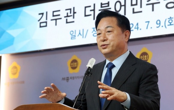 이재명 저격 <b>김두관</b> “<b>민주당</b> 붕괴 온몸으로 막겠다”