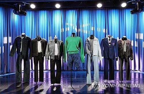 그래미 박물관에 전시된 BTS가 ‘옛 투 컴’ 뮤비에서 입은 의상들. 로스앤젤레스 AP 연합뉴스