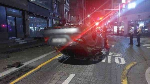 “<b>벤츠</b> 버리고 도망간 <b>운전자</b> 찾습니다”…차량 뒤집힌 채 도주