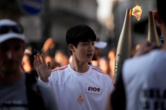 “달려라 석진” 수천명 ‘아미’ <b>환호</b>…BTS 진, <b>파리올림픽 성화봉송</b>