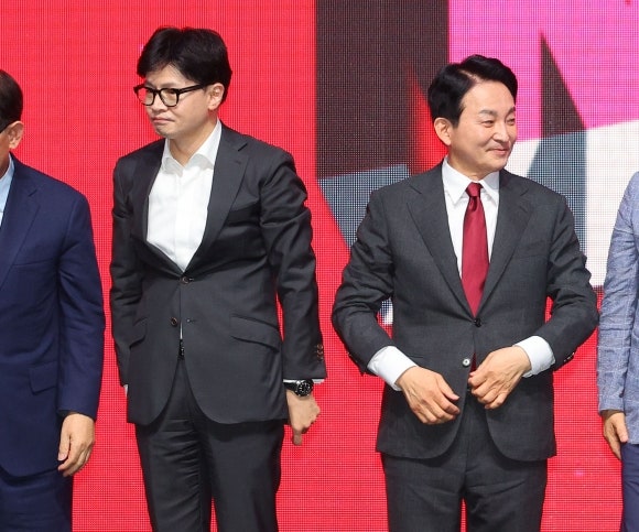<b>원희룡</b> “<b>한동훈</b> 토론 때 옆에서 쫑알쫑알…대세론 꺾였다 ”