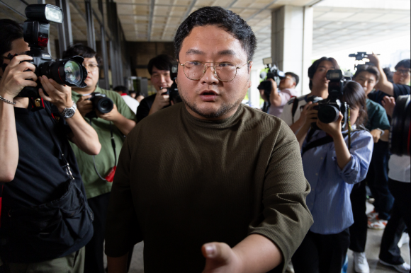 검찰이 유튜버 쯔양의 과거 이력을 폭로하겠다고 협박한 혐의를 받은 유튜버들에 대한 수사에 착수한 가운데 당사자 중 하나인 유튜버 구제역(이준희)이 15일 오후 서초구 서울중앙지검으로 자진 출석하고 있다. 2024.7