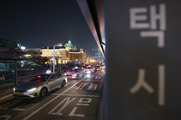 Taxis waiting for passengers at Seoul Station taxi stand. Yonhap News