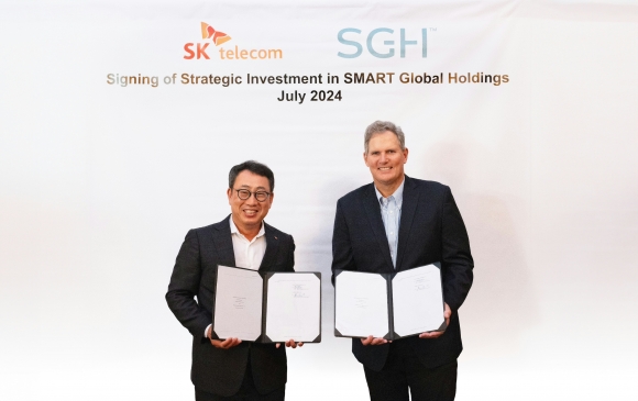 Yoo Young-sang (left), CEO of SK Telecom and Mark Adams, CEO of 'Smart Global Holdings' (SGH) are signing an investment agreement and taking commemorative photos in Los Altos, California, USA. Provided by SK Telecom