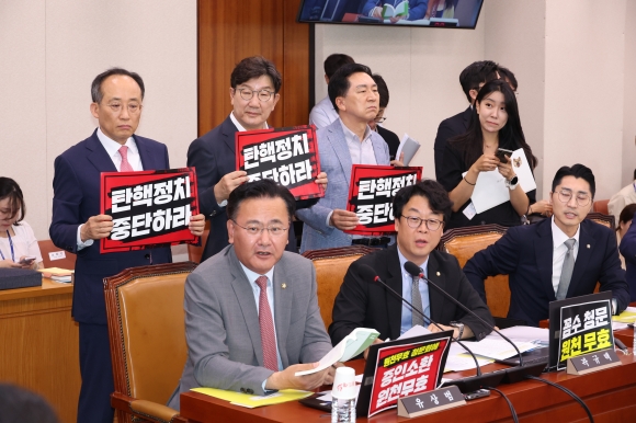 Choo Kyungho, the floor leader of the People Power Party, holds a picket at the hearing related to the petition for immediate introduction of the impeachment proposal against President Yoon Suk-yeol at the 3rd Legislative Judiciary Committee held at the National Assembly in Yeouido, Seoul on the 19th. July 19, 2024, Yonhap News