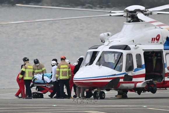 During a visit to Busan, Lee Jae-myung, former leader of the Democratic Party, who was attacked with a weapon, is being transferred from the heliport on Nod Island in Yongsan-gu, Seoul, to Seoul National University Hospital on January 2. Photo by Hong Yoon-ki