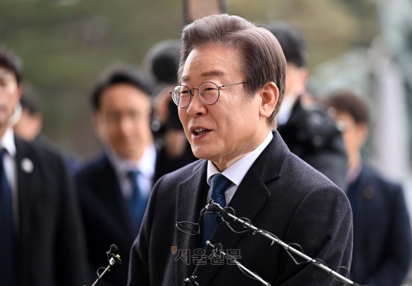 Returning to the party headquarters a month after the knife attack incident, then-leader of the Democratic Party Lee Jae-myung speaks in front of the main office of the National Assembly in Yeouido, Seoul on January 17. Photo by Oh Jang-hwan