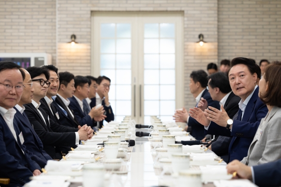 President Yoon Seok-yeol, dinner with the newly-appointed People Power Party leadership and candidates for party leader - President Yoon Seok-yeol is speaking before the dinner with the newly-appointed People Power Party leadership at the Pinegrass restaurant inside the Presidential Office in Yongsan, Seoul on the 24th.