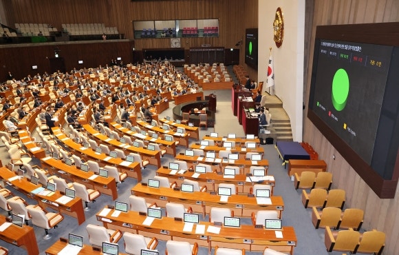 野 주도로 ‘<b>방통위법</b>’ <b>본회의 통과</b>…여당은 반발 퇴장