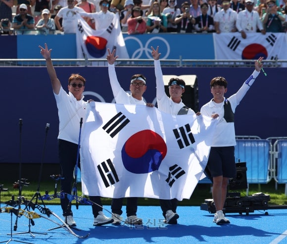韓 <b>양궁</b>, <b>남자</b> 단체전도 금메달…남녀 동반 3연패 쾌거